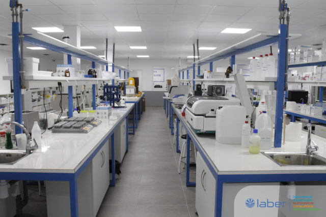 Area físico-químico del laboratorio de Corporación Laber