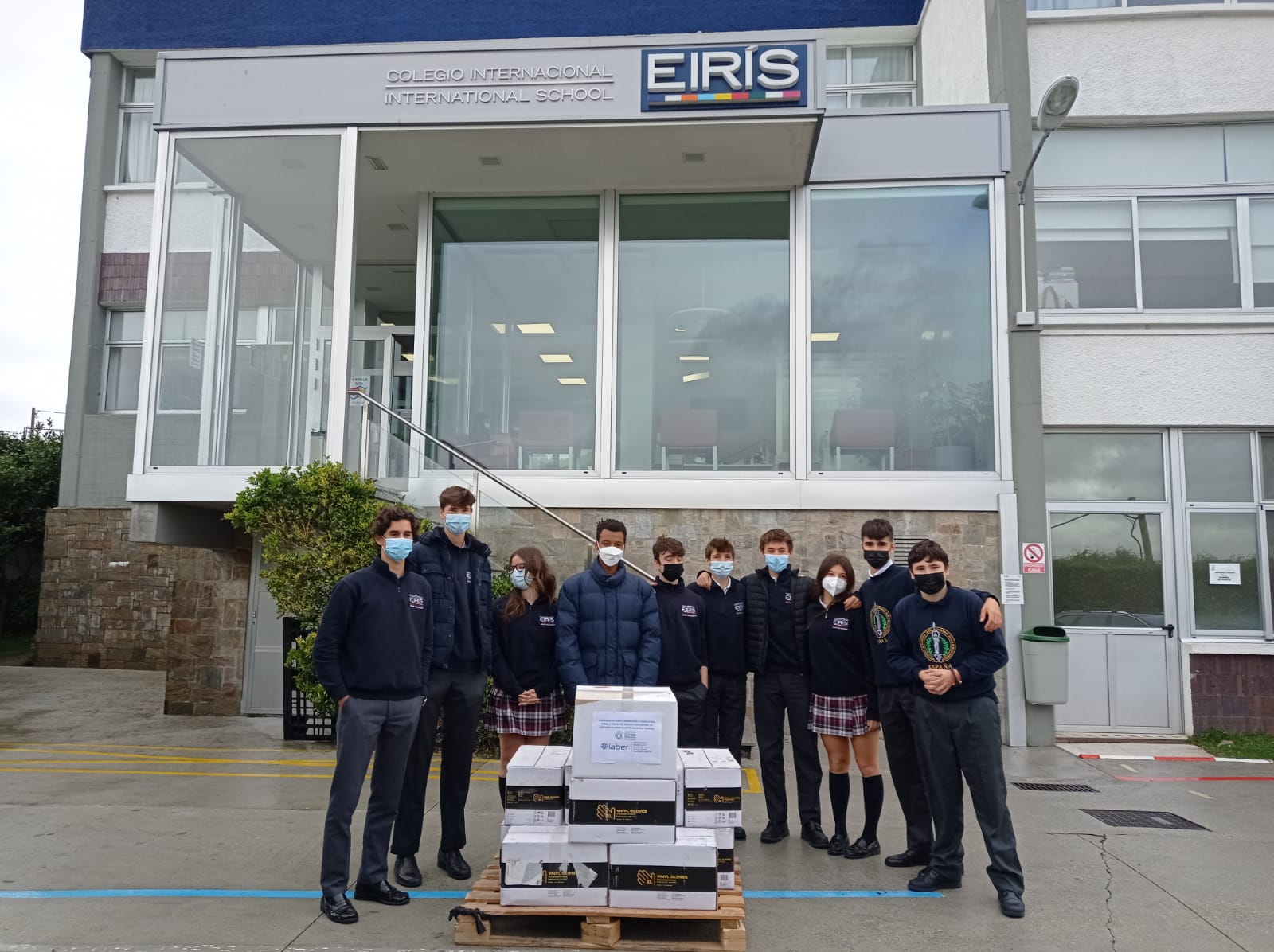 Alumnos del Colegio Eirís de Coruña recibiendo la donación de Corporación Laber para ayudar a Ucrania
